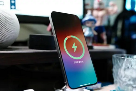 邵阳苹果15换屏服务分享用什么充电器给iPhone15充电更好 